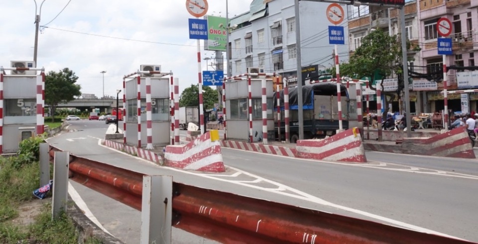 Những trạm thu phí bỏ hoang giữa Sài Gòn - 8
Những bốt thu phí đang cản trở lưu thông từng ngày