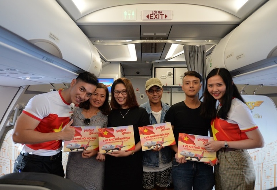 Gần 200 hành khách Vietjet cùng hát "Nối vòng tay lớn" mừng quốc khánh 2/9 - 10 Gần 200 hành khách Vietjet cùng hát "Nối vòng tay lớn" mừng quốc khánh 2/9 - 10