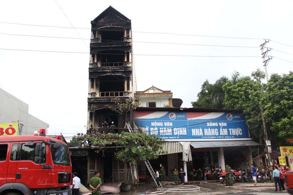 
Hiện trường đám cháy ngôi nhà 5 tầng ở Hà Nội.
