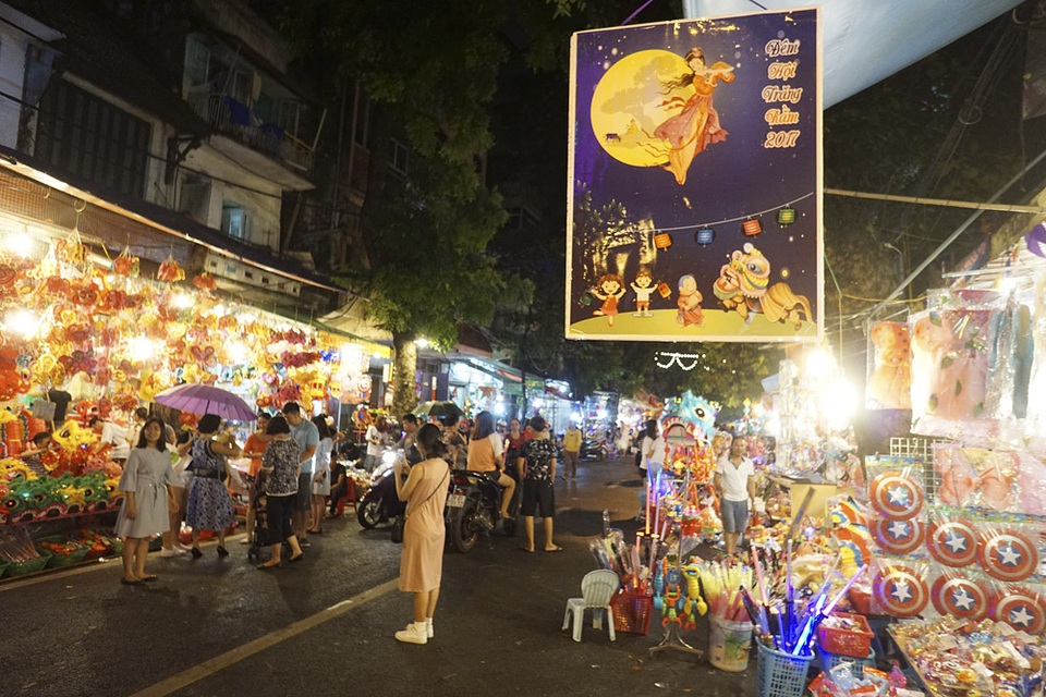 Chợ Trung thu phố cổ Hà Nội rực rỡ sắc màu - 10
Phố Hàng Mã lung linh đèn điện vào buổi tối những ngày dịp Trung thu.
