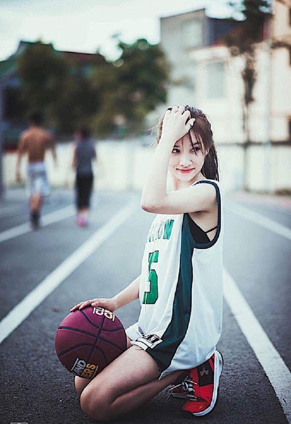 9x Nghệ An bất ngờ nổi tiếng sau loạt ảnh... “hot girl chăn gà” - 7 9x Nghệ An từng có thời gian chơi bóng rổ tuy nhiên sau đó do công việc nhiều, phải làm giờ hành chính, sân chơi lại xa chỗ ở nên Huệ xin nghỉ. Huệ luôn quan điểm “phải sống hết mình vì tuổi trẻ không thắm lại hai lần”.