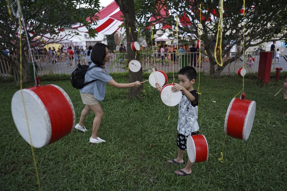 Người lớn, trẻ nhỏ trải nghiệm Tết Trung thu xưa tại Hoàng Thành Thăng Long - 10
Đánh trống dân gian.