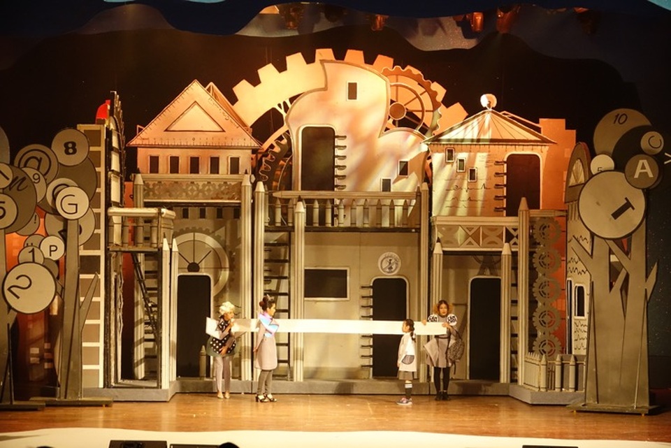 Bé chịu chơi - Show "chịu chơi" nhất năm sẽ thổi tung phòng vé tháng 10? - 10
Diễn viên Cát Tường trong vai mẹ Chuẩn với sắc lệnh “Cấm vui chơi chạy nhảy” trên khắp hành tinh mà cô cai trị và lịch trình học “muốn xỉu” dành cho con gái cưng.
