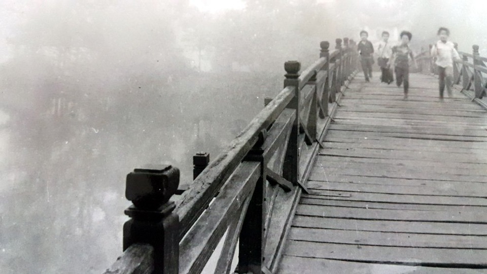 
Trẻ em vui chơi trên cầu Thê Húc năm 1963
