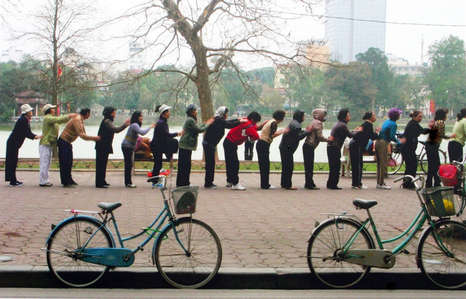 
Bắt đầu một ngày mới bằng các tập thể dục bên hồ Gươm. Ảnh của tác giả Hữu Vinh.
