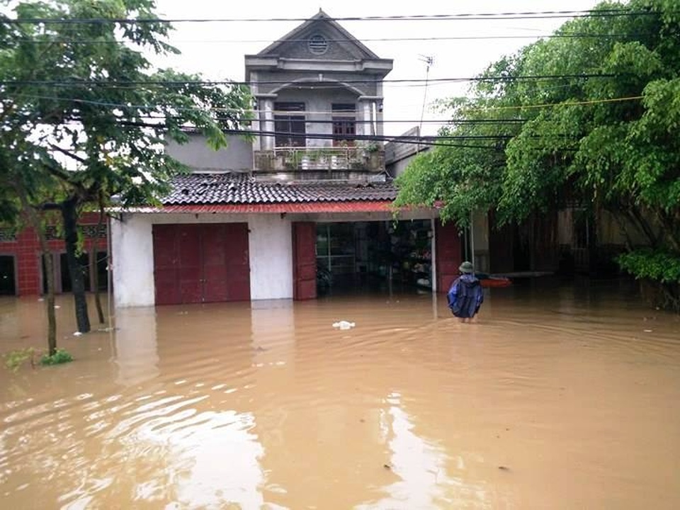 Ninh Bình phát lệnh hộ đê toàn tuyến, sẵn sàng di dân khẩn cấp - 4
Nước lũ ngập nửa nhà dân ở huyện Gia Viễn.