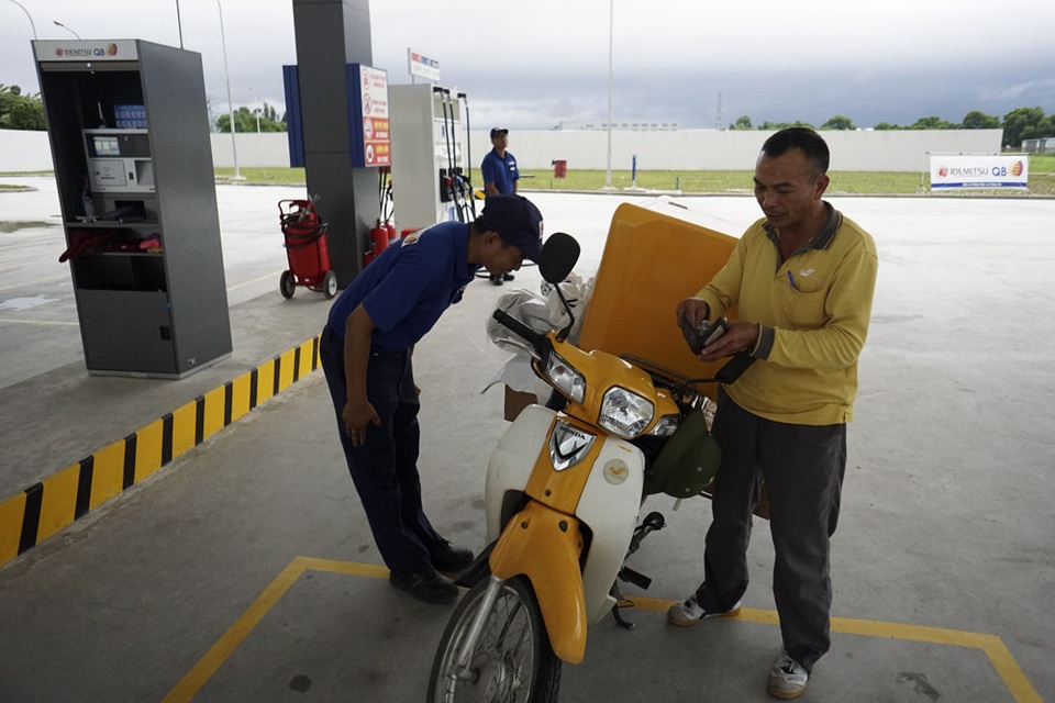 Trạm xăng Hà Nội có nhân viên luôn cúi rạp người chào khách hàng - 6
Nhân viên cúi chào kiểu Nhật khi khách hàng trả tiền.