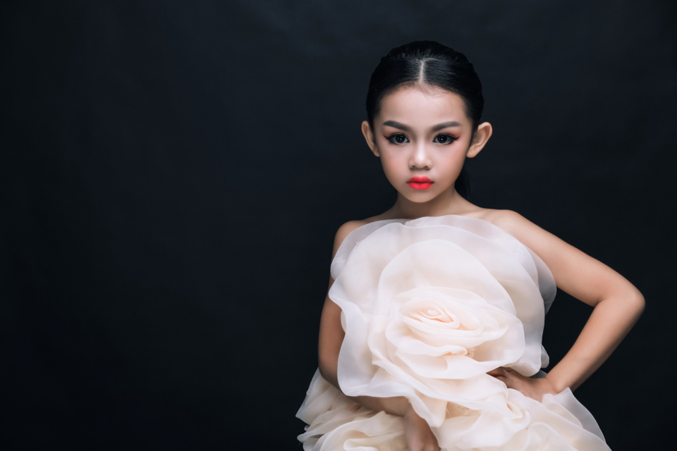 Chụp hình chân dung luôn chú trọng đến từng chi tiết nhỏ, mẫu nhí học cách nắm bắt được điều đó và tạo điểm nhấn cho chính mình.