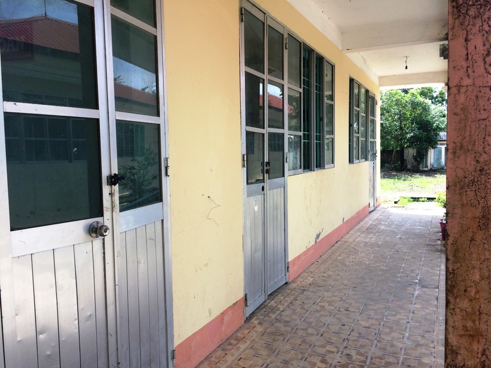 Có nhiều học sinh bỏ học sau khi chuyển về trường mới? - 2 Từ khi chuyển toàn bộ HS trường THCS Bình Minh, hiện nay ngôi trường này có nhiều phòng học bỏ trống. Sau nổ lực của chính quyền địa phương đã huy động thêm lớp 1, lớp 2 nhưng mỗi lớp hiện chỉ có khoảng 10 học sinh theo học