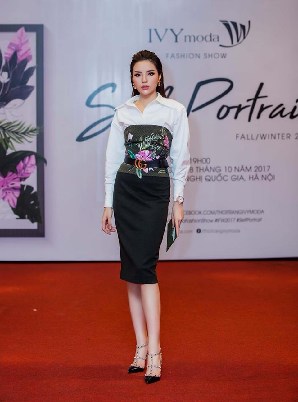 Những dấu ấn đậm nét của IVY moda fashion show 2017 - 5 Không chọn đầm xòe cầu kỳ, nhưng nàng hậu Kỳ Duyên vẫn cực thu hút trong bộ cánh được IVY moda thêu đính và dựng phom sáng tạo