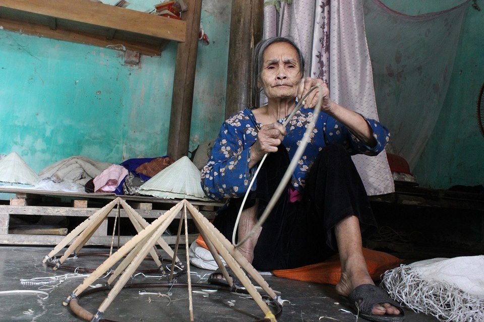 
Bà Xúi đan nón mang ra chợ bán, kiếm thêm vài đồng mua thức ăn.
