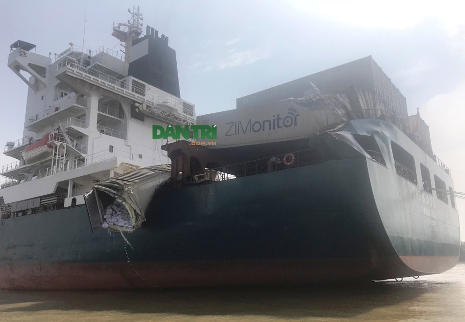 Hiện trường vụ tàu container nước ngoài bị tông trên sông Đồng Nai - 5 Cú đâm kinh hoàng xé toạc một phần chiếc tàu và các thùng container chất trên tàu.