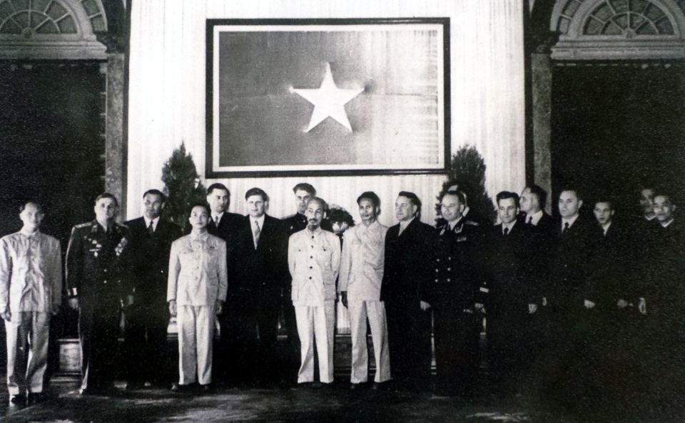 Đại sứ đầu tiên của Liên Xô ở Việt Nam tại Lễ trình Quốc thư với Chủ tịch nước Việt Nam dân chủ cộng hòa Hồ Chí Minh - ngày 4/11/1954. (Ảnh thuộc bản quyền của Cục Lưu trữ Liên bang Nga, Trung tâm Khoa học và Văn hóa Nga cung cấp).