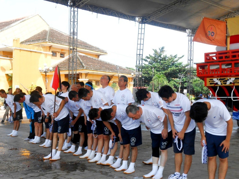 Hội An tiếp nhận mô hình Châu Ấn thuyền từ Nhật Bản - 10 Các nghệ nhân đến từ Nagasaki cúi chào khán giả sau khi trình diễn xong