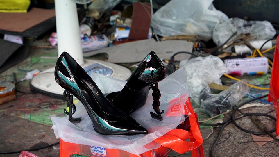 Bên trong cái xưởng nhỏ ấy có thời điểm xử lý hàng chục đôi giày hiệu có giá vài chục triệu