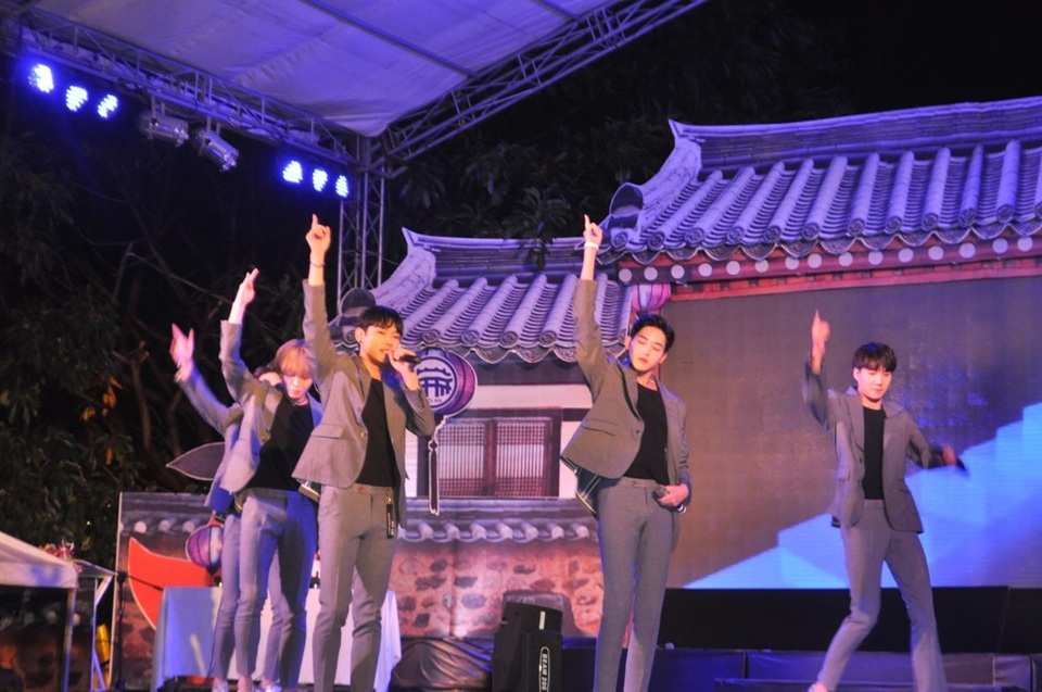 Ấn tượng với màn biểu diễn mặt nạ trong “Ngày văn hóa Andong” - 10 Các nghệ sĩ Kpop Hàn Quốc khuấy động sân khấu biểu diễn