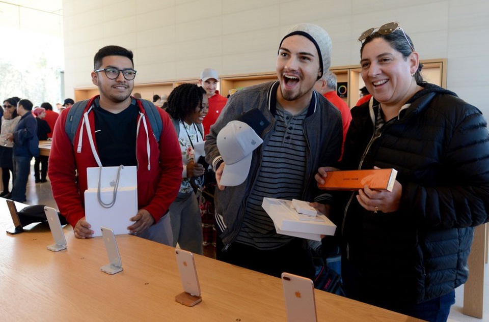 Trụ sở Apple Park chính thức mở cửa cho khách tới tham quan - 8 Tuy vậy vẫn có không ít người không bỏ lỡ cơ hội được mua sản phẩm và đồ lưu niệm tại đây.