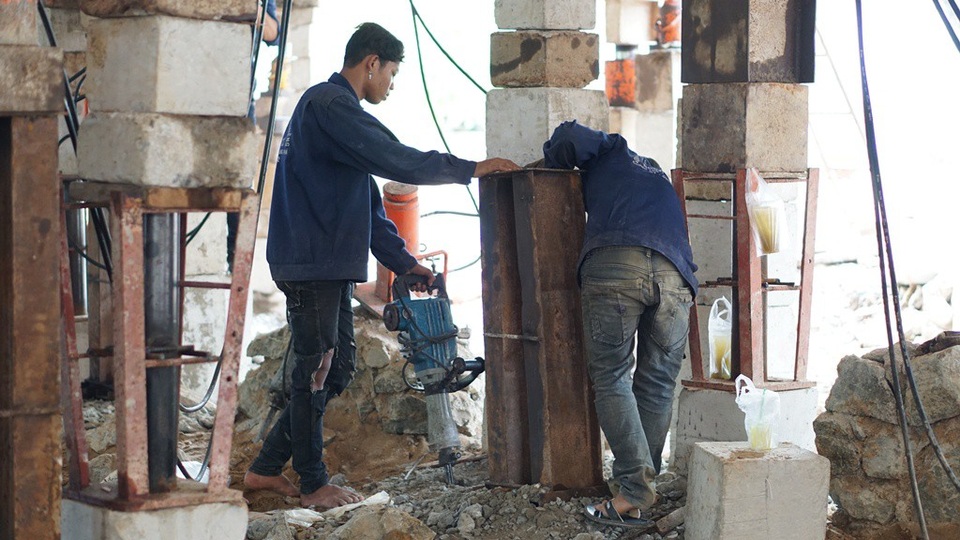 Đến độ cao nhất định, phần đế của kích thủy lực thay bằng các thanh “I”. Các thanh “I” sau đó đóng vai trò cốt thép cho trụ bê tông khi hoàn thành