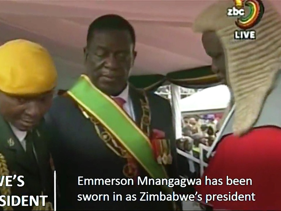 Ông Emmerson Mnangagwa và hành trình từ vệ sĩ thành Tổng thống Zimbabwe - 10 Ngày hôm nay, ông Mnangagwa đã tuyên thệ nhậm chức Tổng thống tại sân vận động quốc gia Harare với sự tham dự của Tổng thống Zambia Edgar Lungu, Tổng thống Mozambique Felipe Nyusi, và Tổng thống Botswana Ian Khama. Trong diễn văn, ông cam kết sẽ vực dậy nền kinh tế và tạo công ăn việc làm tại Zimbabwe trong bối cảnh tỉ lệ thất nghiệp đang ở mức 90%. (Ảnh: BBC)