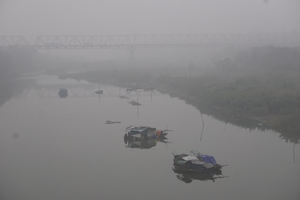 
Nhà thuyền ẩn hiện trên khúc sông gần cầu Long Biên.
