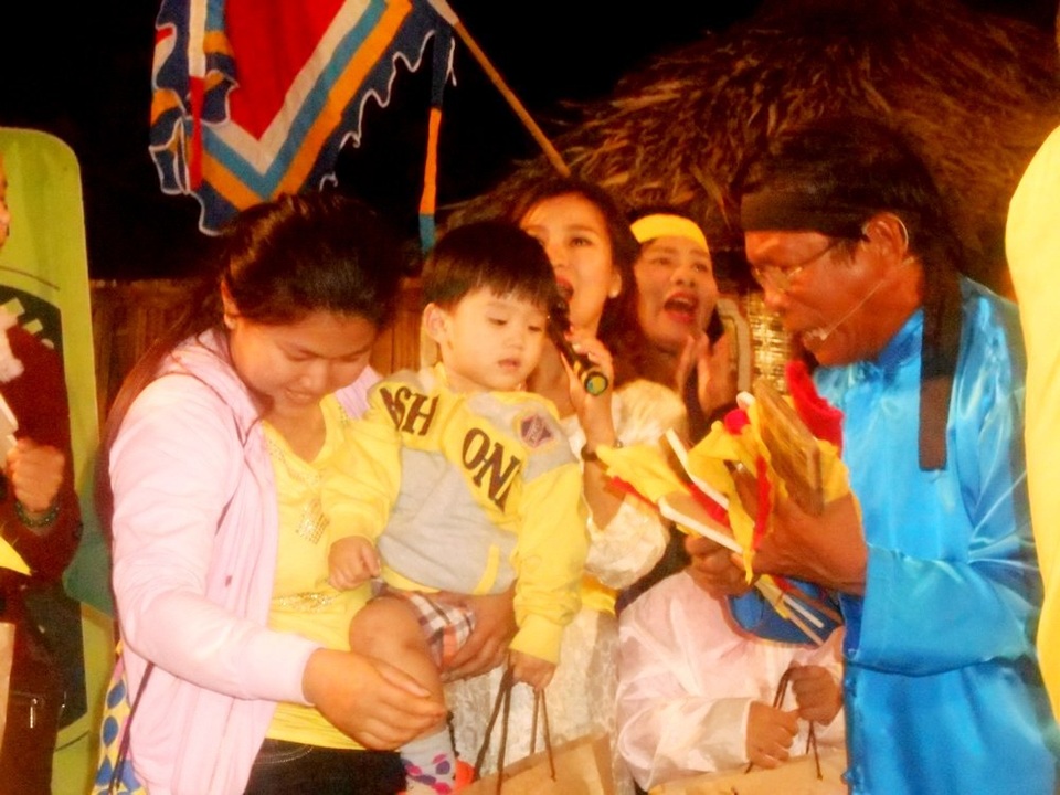 Nghệ nhân hô Bài Chòi Hội An hội tụ mừng sự kiện thành Di sản thế giới - 10 Người chơi vui mừng khi được nhận các phần quà ý nghĩa từ chương trình