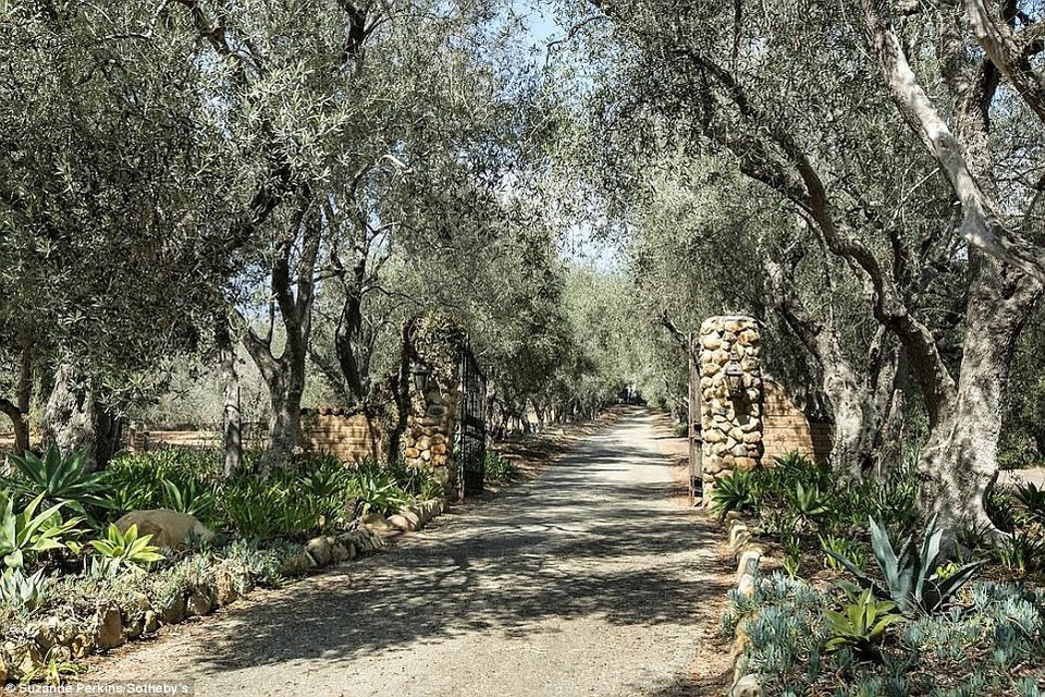 
Lối vào khu nhà sang trọng. Nhà mới của Ellen DeGeneres gần ngay nhà Oprah Winfrey
