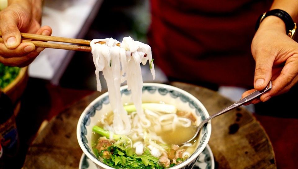 Thực khách thích thú “chạm tay” vào lịch sử của sợi phở - 11 Hình tròn trên biểu tượng cũng mang hàm ý về sự lan tỏa ra mọi phía, như món phở ngày càng được lan truyền đến nhiều vùng, miền trên khắp địa cầu. Món phở phần lớn được cho vào tô tròn, với nước dùng và thịt. Và với góc nhìn từ trên xuống, hình tròn đại diện cho hình tròn của tô phở (hoặc dĩa phở)