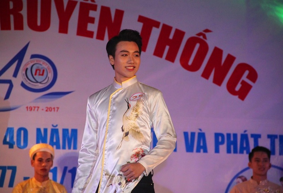 Sinh viên ĐH Quy Nhơn tỏa sáng trong cuộc thi tìm kiếm "trai tài gái sắc" - 8
Nam sinh viên điển trai đốn tim nhiều khán giả nữ