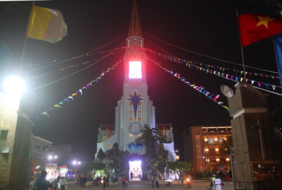 Tiểu chủng viện cổ kính bậc nhất Bình Định yên bình đón Noel - 9
Trong khi đó, Nhà thờ lớn TP Quy Nhơn được trang trí hoành tráng, rất lung linh