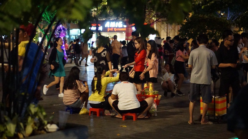 Phố đi bộ Nguyễn Huệ nhếch nhác vì... rác, hàng rong - 10 Bánh tráng trộn bên trong tuyến phố đi bộ