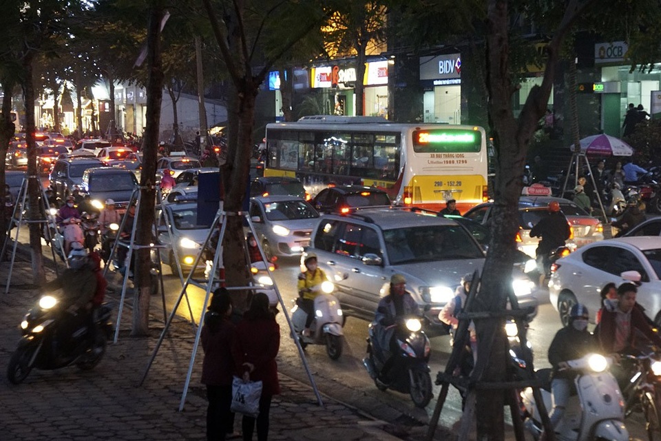 Hình ảnh đường phố Hà Nội kín đặc phương tiện ngày cuối năm - 12
Phố Thái Hà.