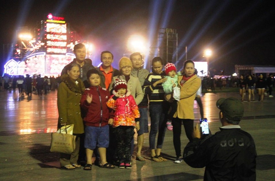 Nhiều gia đình xuống phố đón chào năm mới 2018 và chụp hình lưu niệm