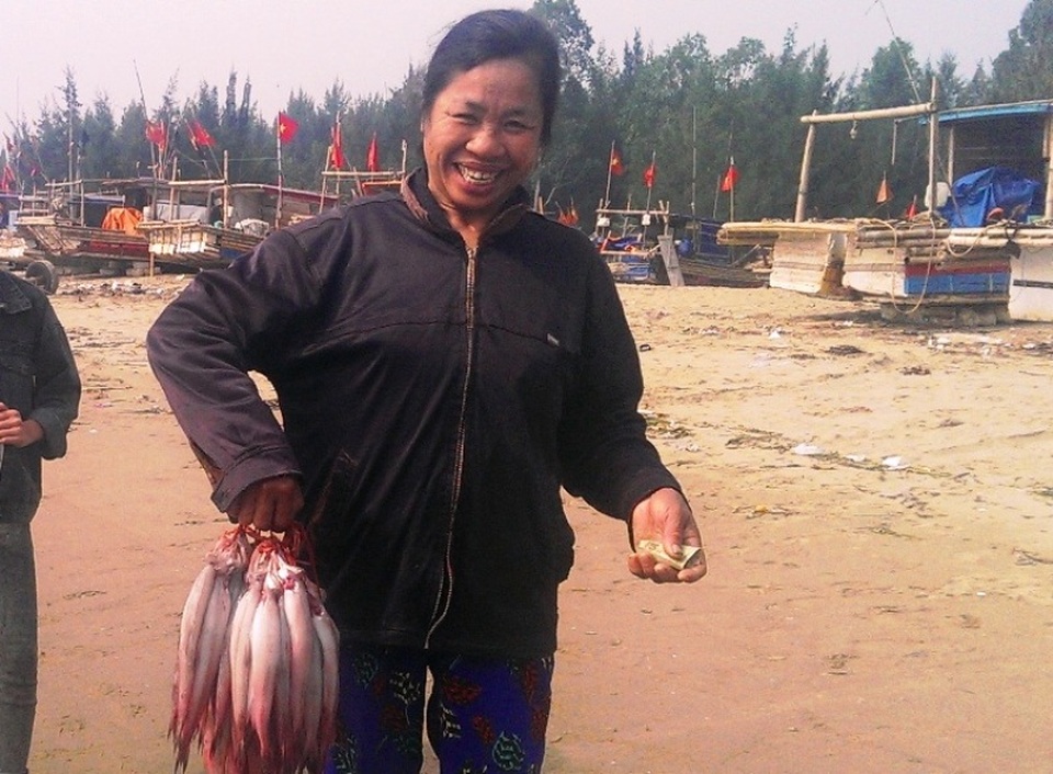 Trúng lớn mùa cá khoai đầu năm, ngư dân “hái” bạc triệu mỗi ngày - 10 Một ngư dân vui mừng vì được mùa cá khoai