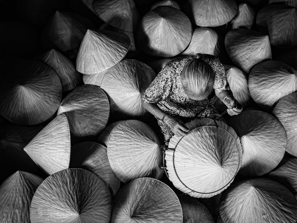 Những hình ảnh xuất sắc của nhiếp ảnh gia Việt đăng trên National Geographic - 10
Bức ảnh được chụp trong một hộ đan nón truyền thống ở Đức Hòa, tỉnh Long An, Việt Nam. Đây là một gia đình làm nón truyền thống lâu đời ở Long An, với hơn một trăm năm làm và bán nón. (Click vào đây để xem ảnh kích thước lớn)
