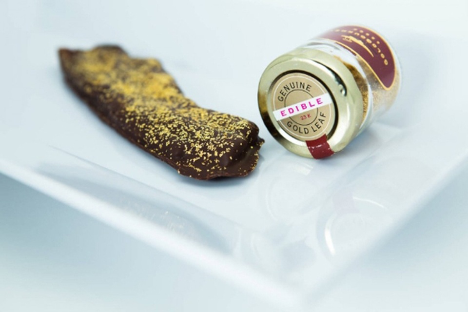 Thịt xông khói xa xỉ nhất thế giới. Baconery ở New York, Mỹ. Thịt xông khói sẽ được bọc bằng một lớp chocolate Bỉ danh tiếng và rắc vàng 23 Karat lên trang trí. Giá cho mỗi miếng thịt là 40 USD (khoảng 900.000 VNĐ).