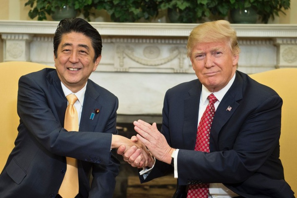 “Bậc thầy đàm phán” Donald Trump sẽ thương lượng những gì trong chuyến thăm châu Á? - 1 Thủ tướng Nhật Bản Shinzo Abe và Tổng tống Mỹ Donald Trump (Ảnh: AFP)