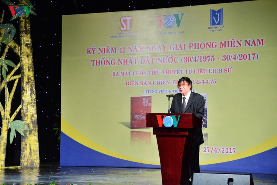 Chùm ảnh: Ra mắt tiểu thuyết “Biên bản chiến tranh 1-2-3-4.75“ tại VOV - 10 Nhà báo, Nhà văn Trần Mai Hạnh nói rằng, “Biên bản chiến tranh 1-2-3-4.75” là món quà số phận dành cho cuộc đời làm báo nhiều sóng gió thăng trầm của ông.