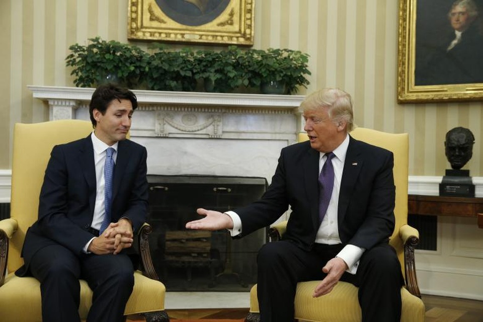 6 tháng đầu tiên đầy "sóng gió" của Tổng thống Trump tại Nhà Trắng - 6 Ông Trump chào mừng Thủ tướng Canada Justin Trudeau vào ngày 13/2/2017. (Ảnh: Reuters)