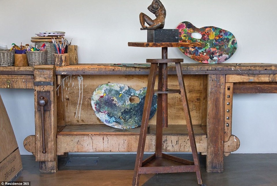 Khu vực phòng vẽ đã được tái dựng lại trước khi cuộc đấu giá diễn ra.