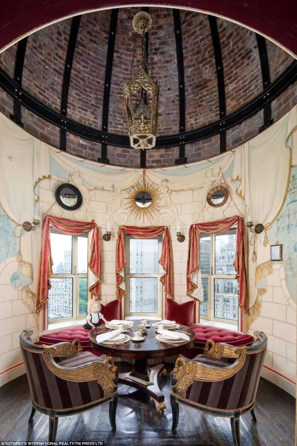 Một bàn ăn nhỏ được thiết kế trong góc nhà duyên dáng.