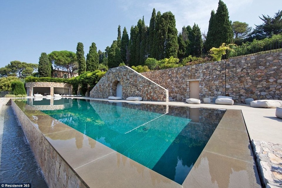 Khi chuyển về nơi này sinh sống, Picasso đã thiết kế lại căn biệt thự để ông có thể sống như một ẩn sĩ.