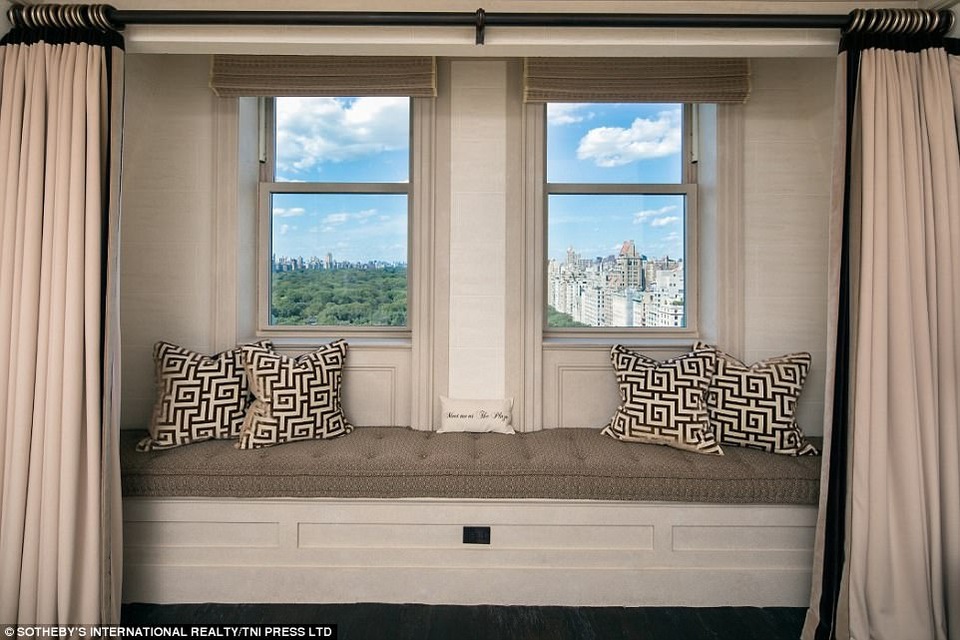 Một băng ghế bên cửa sổ đưa lại góc nhìn tuyệt đẹp.