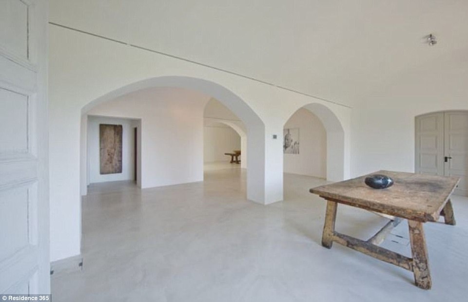 Picasso sống và vẽ trong căn biệt thự này, trong những năm tháng cuối đời, ông muốn sống một cuộc đời tĩnh lặng, ẩn dật.