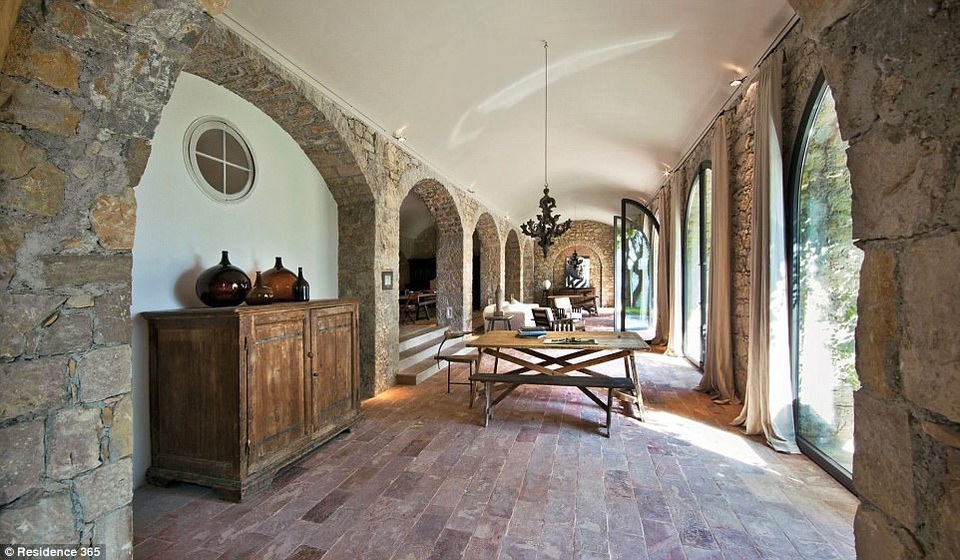 Tòa nhà chính được bao quanh bởi diện tích đất rộng lớn, xây trên đó những công trình tiện ích như nhà đón khách, sân tennis, bể bơi, nhà nghỉ tách biệt, phòng gym, spa…