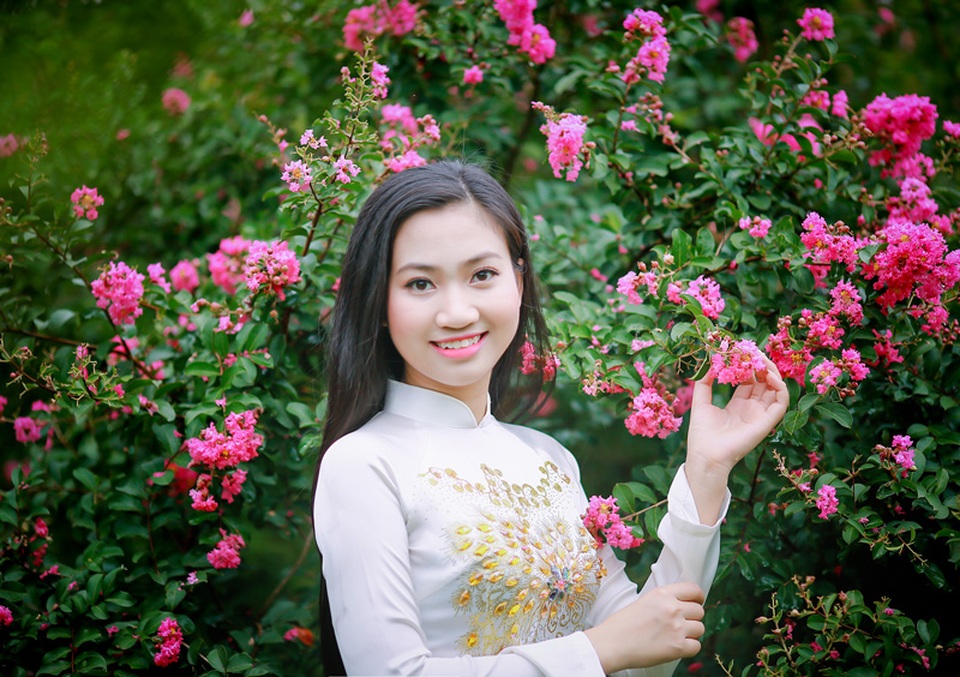 Nữ sinh khoe sắc kiều diễm giữa cánh đồng hoa - 7
Nguyễn Thùy Trang (sinh năm 1997) - sinh viên Viện Công nghệ thông tin - ĐHQG Hà Nội.