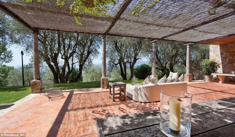 Trong sân vườn có những cây lớn tỏa bóng mát, những khu hóng mát nhỏ nhắn như thế này.