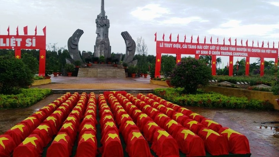 Truy điệu hơn 100 hài cốt liệt sĩ hy sinh tại Campuchia - 1 Sáng nay, Tỉnh ủy, UBND tỉnh Đồng Tháp phối hợp với ngành chức năng cải táng 106 bộ hài cốt liệt sĩ, chuyên gia Việt Nam hy sinh qua các thời kỳ ở Campuchia tại nghĩa trang Tam Nông