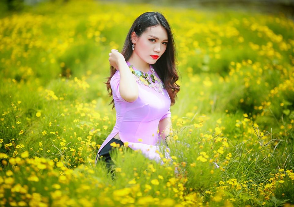 Nữ sinh khoe sắc kiều diễm giữa cánh đồng hoa - 4
Nguyễn Tường Vi (sinh năm 1998) - sinh viên ĐH Sư phạm Hà Nội