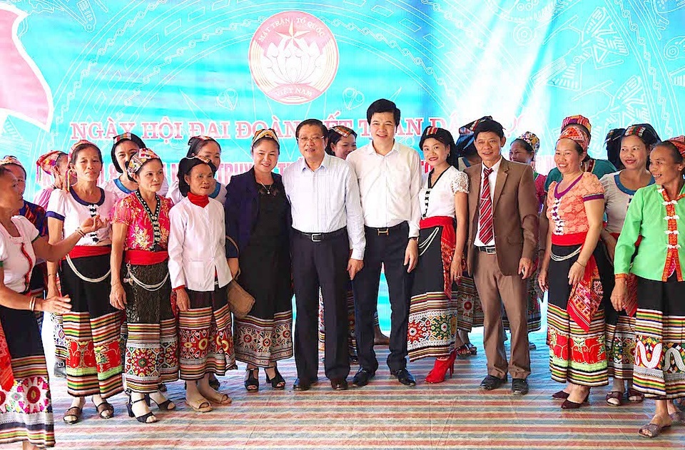 Trưởng Ban Nội chính Trung ương tặng quà, múa lăm vông cùng dân bản - 14 Ngày 10/10, ông Phan Đình Trạc - Bí thư Trung ương Đảng, Trưởng Ban Nội chính Trung ương đã về dự ngày hội đại đoàn kết toàn dân tộc tại bản Trung Hương xã Yên Khê, huyện Con Cuông.