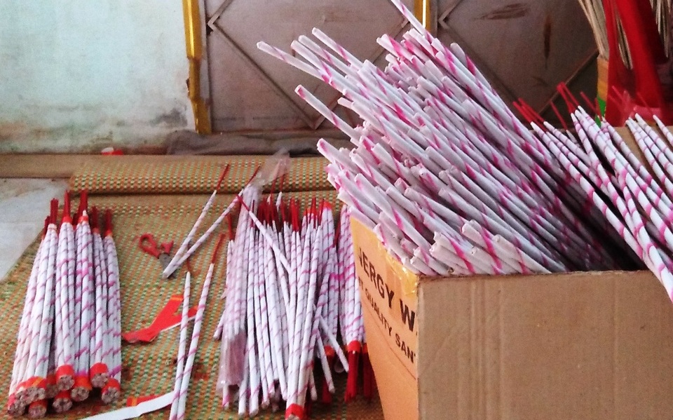 Hối hả làng rễ hương vào mùa - 9 Những bó hương thành phẩm được làm từ cây rễ hương Quỳnh Thắng sẽ “tỏa hương” khắp mọi miền đất nước mỗi độ Tết đến xuân về.